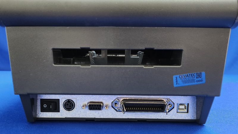 Hình chụp thấy rõ cổng kết nối USB, RS232, Parallel trên máy in Bixolon SLP TX403 tiêu chuẩn.