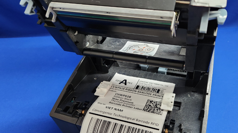 Hình chụp cụm đầu in máy in Bixolon SLP-TX400 cơ chế đóng mở thoáng, cho người dùng dễ lắp cuộn mực in ruy băng.