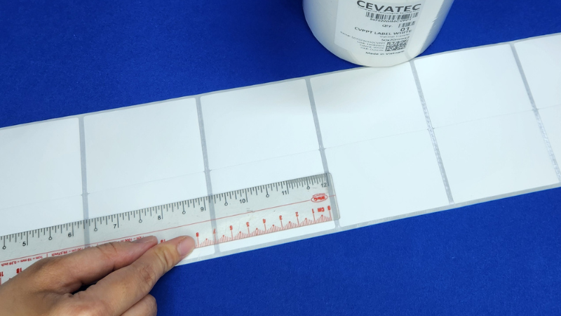 có kích thước chiều rộng 50mm (5 cm), chiều cao 70mm (7 cm)